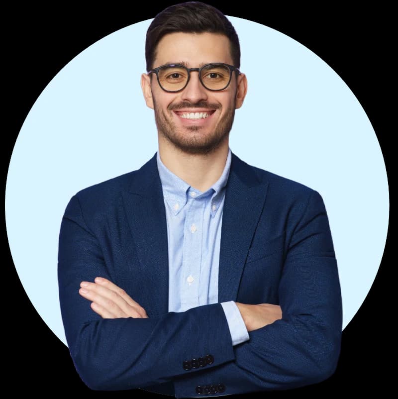 Jovem sorrindo, com a mão no queixo
